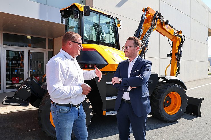 © Land Tirol/Wurnig Zwei Männer im Gespräch vor einem großen Fahrzeug