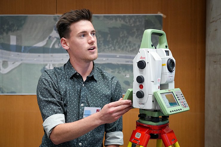 © Land Tirol/Saxl Ein Mitarbeiter der Vermessungstechnik erklärt den Tachymeter.