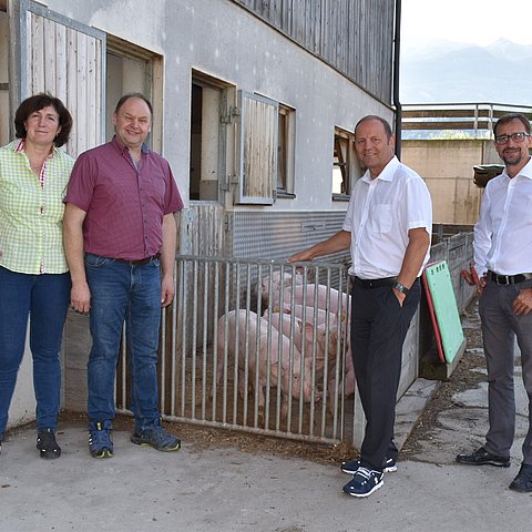 LHStv Josef Geisler besichtigte gemeinsam mit Thomas Danzl (re.), dem Geschäftsführer des Landeskulturfonds, den Hof der Familie Hildegard und Romed Plank in Thaur.