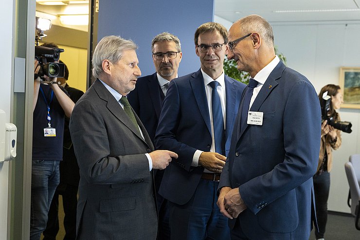 Mattle und Hahn im gespräch daneben stehen Wallner und Kompatscher; im Hintergrund steht ein Kameramann mit großer Kamera auf der Schulter und filmt