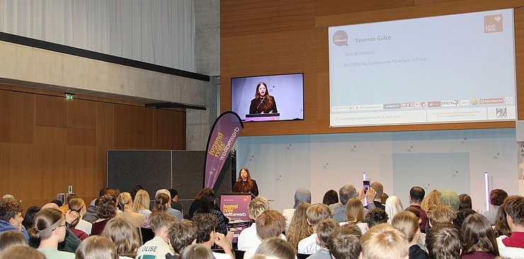 Jugendliche spricht vor Publikum