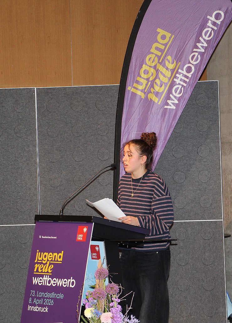 Jugendliche spricht in Mikrofon