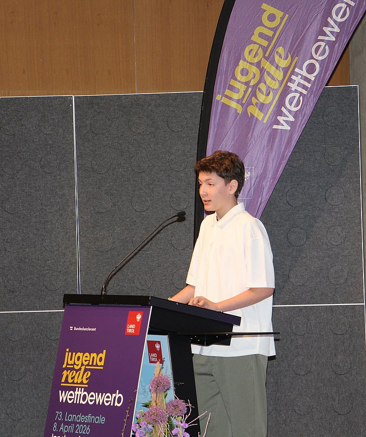 Jugendlicher spricht in Mikrofon