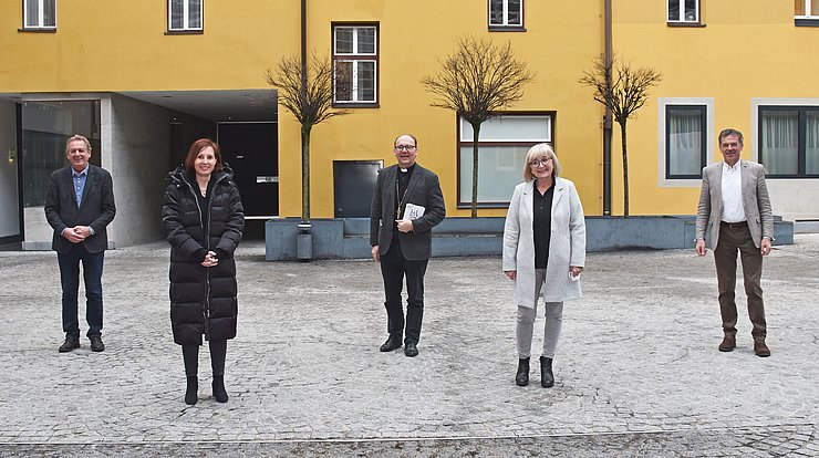 AK-Präsident Zangerl, LRin Fischer, Bischof Glettler, LRin Palfrader und Bgm Willi (von links) wollen leerstehende Wohnungen zur Vermietung bringen.