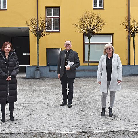 AK-Präsident Zangerl, LRin Fischer, Bischof Glettler, LRin Palfrader und Bgm Willi (von links) wollen leerstehende Wohnungen zur Vermietung bringen.