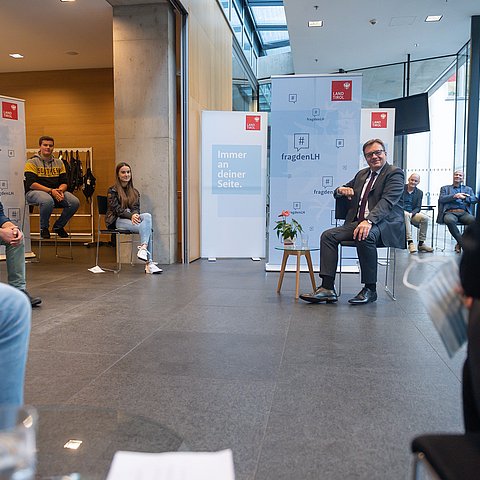 Landeshauptmann Platter ist es wichtig, dass sich junge Menschen mit Politik beschäftigen und sich Gedanken zu aktuellen Themen machen.