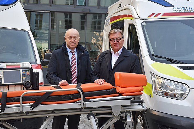 Ukraines Botschafter Vasyl Khymynets (li.) und LH a.D. Günther Platter, Leiter der Task Force, bei der Übergabe von zwei Rettungswägen
