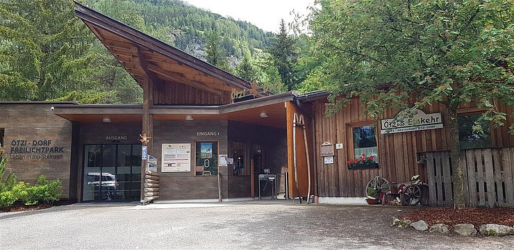 Außenansicht des "Archäologischen Freilichtparks Ötzi-Dorf" in "Umhausen"