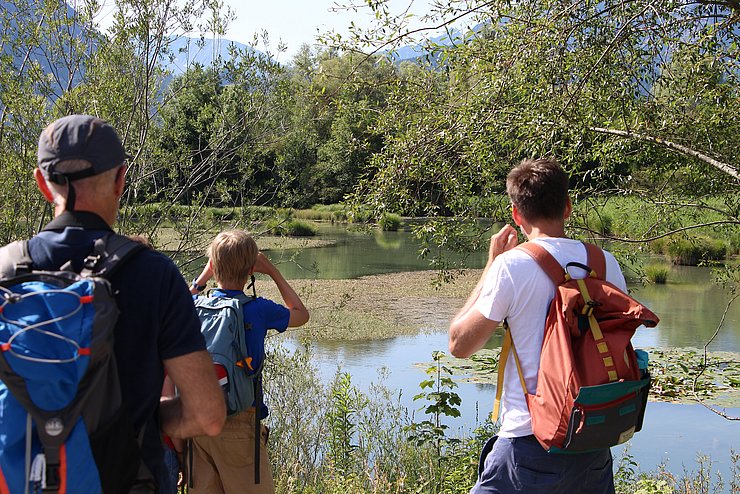 Familie blickt auf den Fluss 