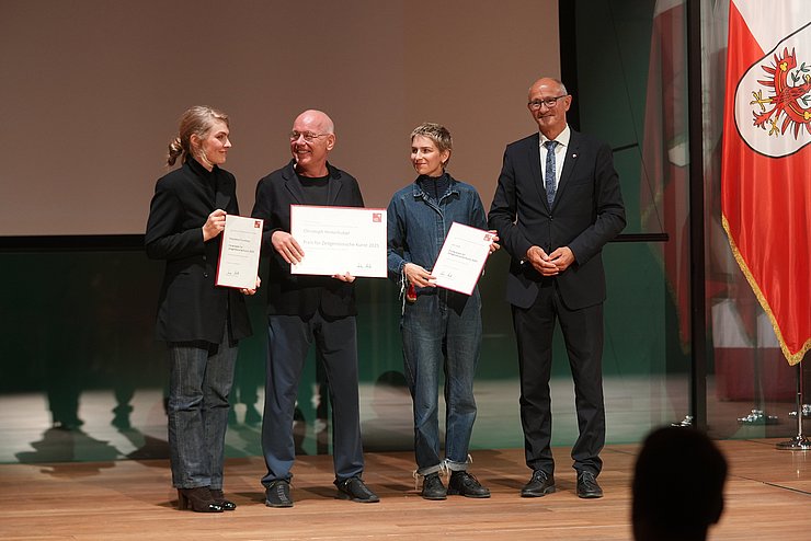 LH Anton Mattle überreichte Christoph Hinterhuber (2. v. r.) den Hauptpreis für Zeitgenössische Kunst, Magdalena Frauenberg (1. v. l.), Juri Velt und Lukas Posch (nicht im Bild) erhielten die Förderpreise.