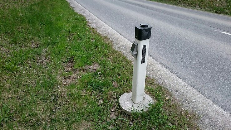 Straßenbegrenzung/Leitpflock mit Wildwarngerät
