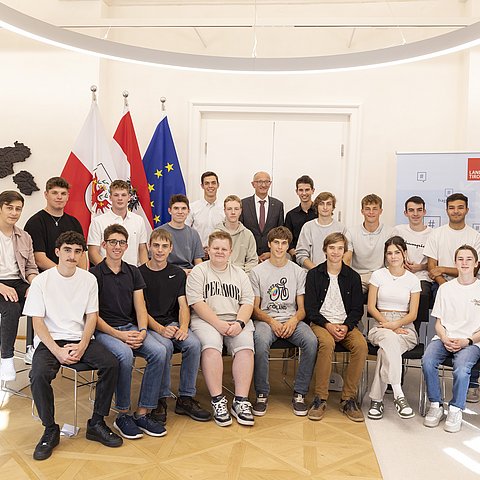 Gruppenfoto der Klasse mit dem Landeshauptmann.