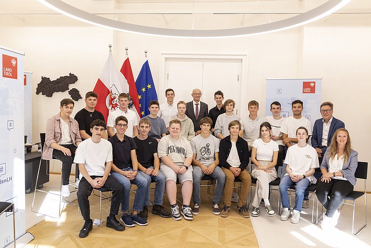 Gruppenfoto der Klasse mit dem Landeshauptmann.