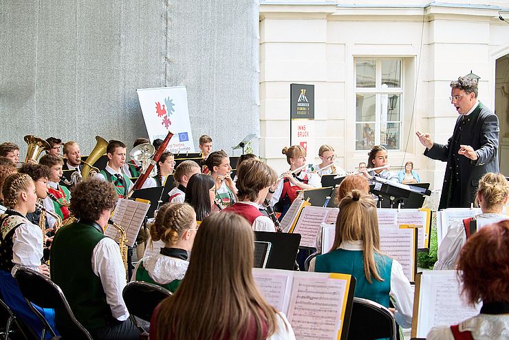 Promenadenkonzert in Innsbruck mit Orchester und Dirigent