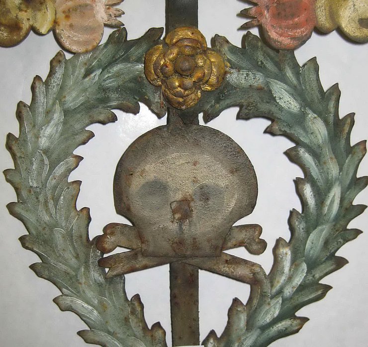 Detail enes Grabkreuzes im "Museumsfriedhof Tirol"
