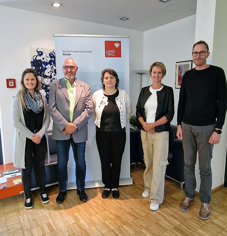 Gruppenfoto in der Bezirkshauptmannschaft Reutte von Katharina Specht, Sieghard Wachter, Christine Tschol, Katharina Rumpf und Christoph Fringer