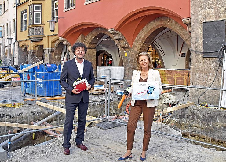 Digitalisierungslandesrätin Patrizia Zoller-Frischauf mit Thomas Pühringer, Vorstandsmitglied der Innsbrucker Kommunalbetriebe (IKB), beim Lokalaugenschein in der Innsbrucker Altstadt, wo derzeit sämtliche Hausanschlüsse saniert werden.