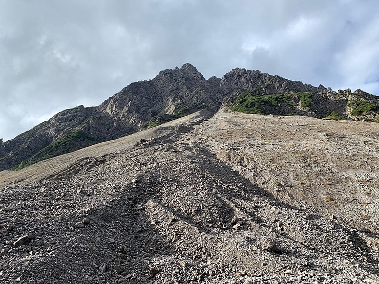 Die Schottermure ist unterhalb der Maldon-Alm bei Kilometer 9,5 der Hahntennjochstraße abgerutscht.