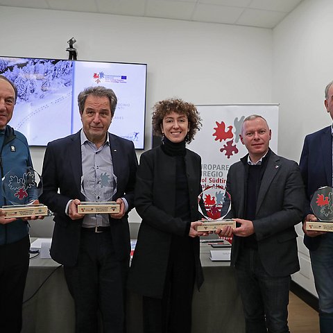 Gruppenfoto der Personen nebeneinanderstehend, halten Trophäe ("Euregio Under23Trophy" - eine gläserne Scheibe mit dem Euregio Symbol in der Mitte) in den Händen"