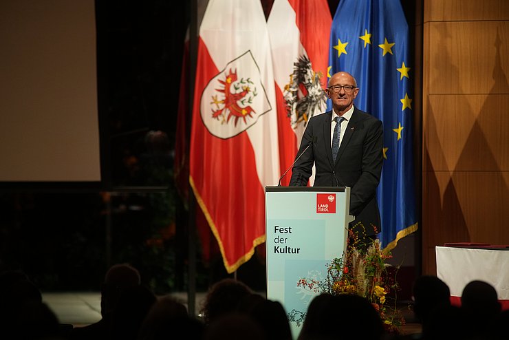 „Ich gratuliere allen Preisträgerinnen und Preisträgern herzlich und danke ihnen für ihr konsequentes künstlerisches Schaffen und ihren Beitrag für den Kunst- und Kulturstandort Tirol“, betont LH Mattle.
