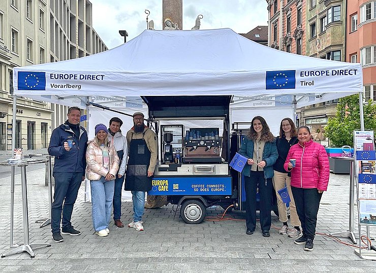 Menschen vor einem Auto