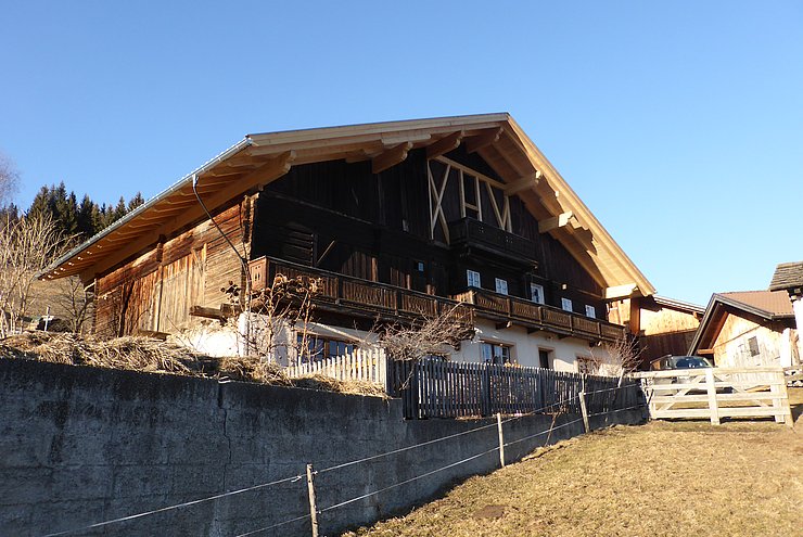 © Land Tirol/Dorferneuerung Alter Bauernhof mit neuem Dachstuhl