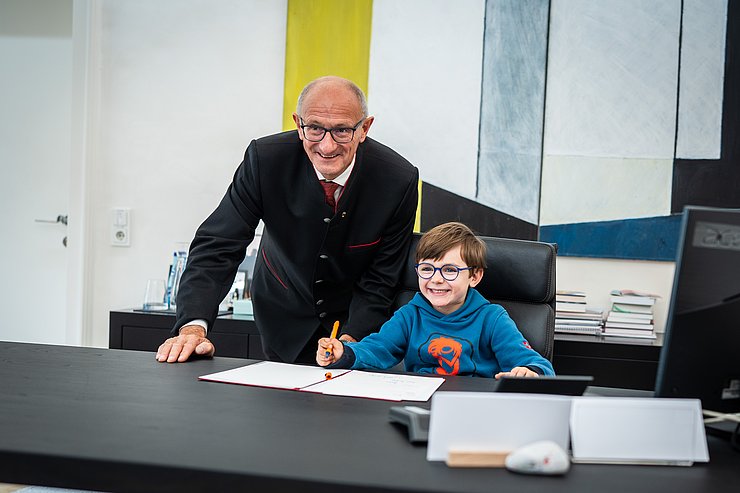 © Land Tirol/Fitsch Landeshauptmann Mattle mit Kind