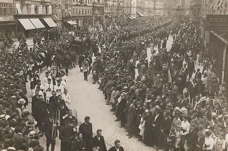 Viele Menschen stehen in den Straßen von Innsbruck