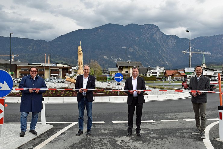 von li.: Übergaben den Kreisverkehr in Kundl offiziell seiner Bestimmung: Eduard Fröschl für die ausführende Baufirma, Erwin Obermaier als Leiter des Baubezirksamts Kufstein, Bgm Anton Hoflacher und Christian Molzer, Vorstand der Abt. Verkehr und Straße.