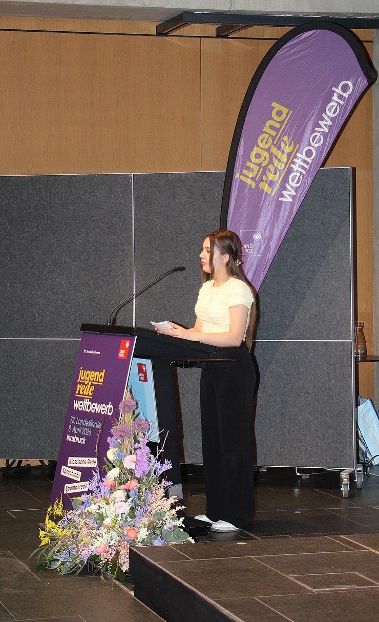 Jugendliche spricht in Mikrofon