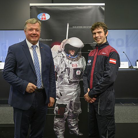 Tirols Wissenschaftslandesrat Bernhard Tilg mit dem Tiroler Anlalog-Astronauten Robert Wild.
