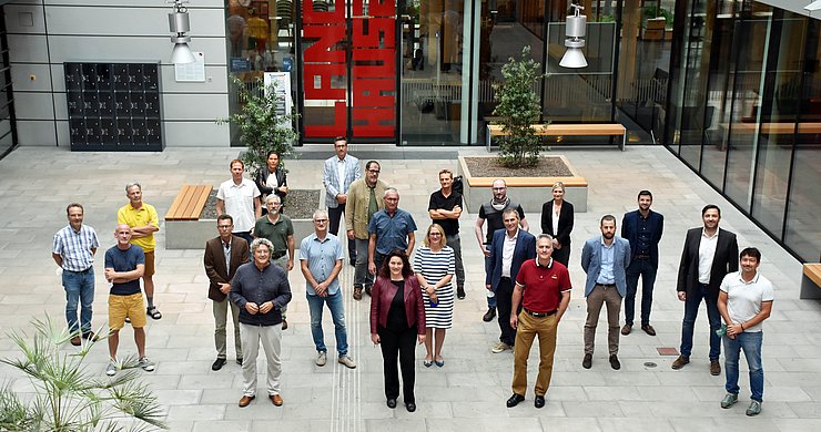 Die Mitglieder und Ersatzmitglieder des Naturschutzbeirates haben sich gemeinsam mit LHStvin Felipe zu einem Gruppenfoto im Atrium des Landhauses 2 in Innsbruck versammelt.