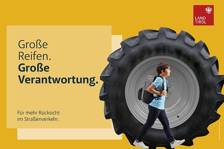 Werbesujet Schulkind vor großem Traktorreifen