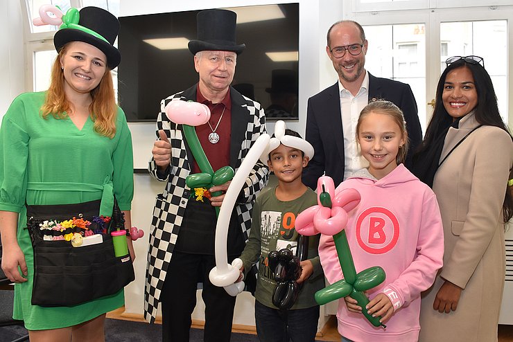 Unterhaltung im Regierungsbüro: Zauberer und Luftballonkünstlerin sowie kleine Gäste zu Besuch bei LR Mario Gerber.