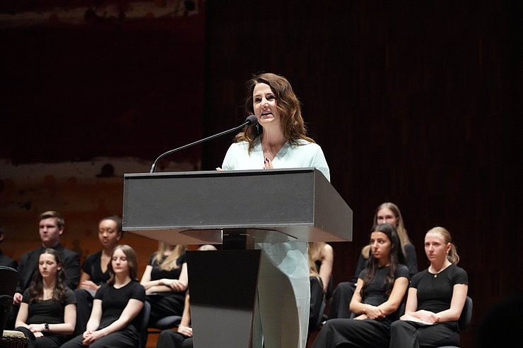 LRin beim Sprechen am Podium