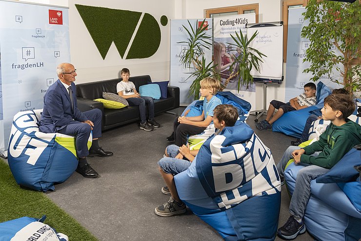 LH Mattle spricht mit den jungen Programmieren