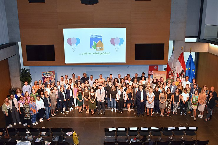 Gruppenbild der Sicherheitsteams aller Schulen im Großen Saal.