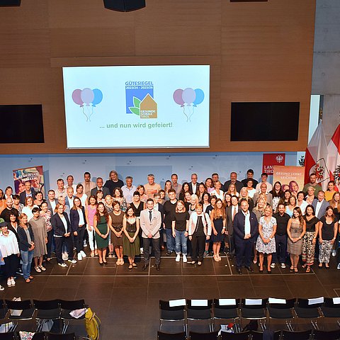 Gruppenbild der Sicherheitsteams aller Schulen im Großen Saal.