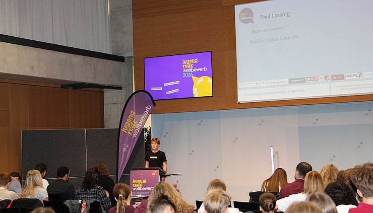 Jugendlicher spricht vor Publikum