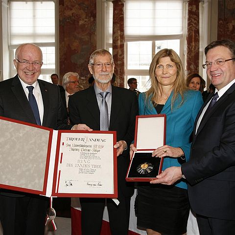 v.li: LTP van Staa, Erwin Hochmair, Ingeborg Hochmair-Desoyer und LH Platter bei der Verleihung