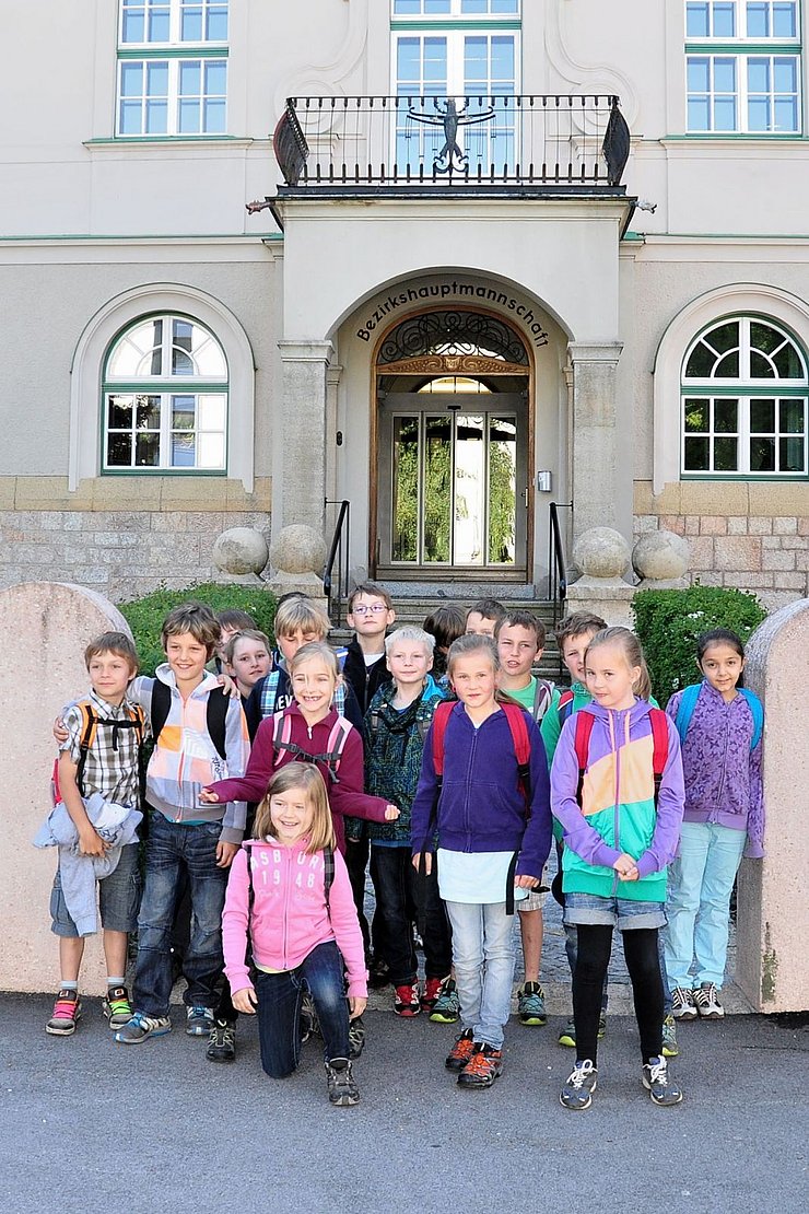 Die Schülerinnen und Schüler vor dem neuen Amtsgebäude.