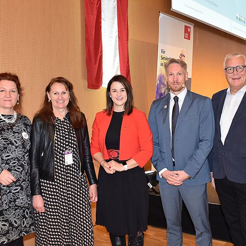 Seniorenlandesrätin Astrid Mair (mi.) mit den Gästen und Vortragenden der Seniorenenquete v. li. Sybille Auer (Leiterin Freiwilliges Engagement, Caritas Tirol), Andrea Fink (Koordinatorin Freiwilligenpartnerschaft Tirol), Christoph Angster (Politischer Referent für Menschenrechte für ältere Menschen und Freiwilligenpolitik/Sozialministerium) und Christoph Wötzer (Präsident Vinzenzgemeinschaften Tirol). 