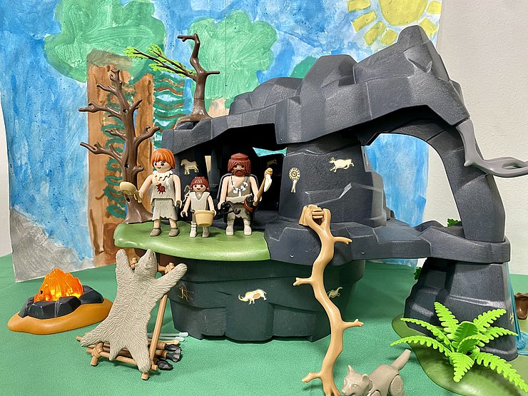 Playmobil-Figuren die auf einem Playmobil-Stein stehen