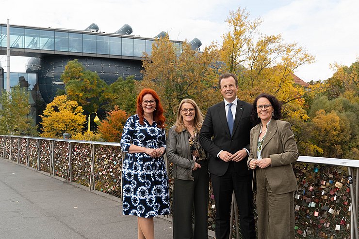 Gesundheitslandesrätin Cornelia Hagele, Staatssekretärin Ulrike Königsberger-Ludwig, LR Karlheinz Kornhäusl (Steiermark) und LRin Daniela Gutschi (Salzburg) auf dem Weg zur Pressekonferenz im Kunsthaus (v. l.).