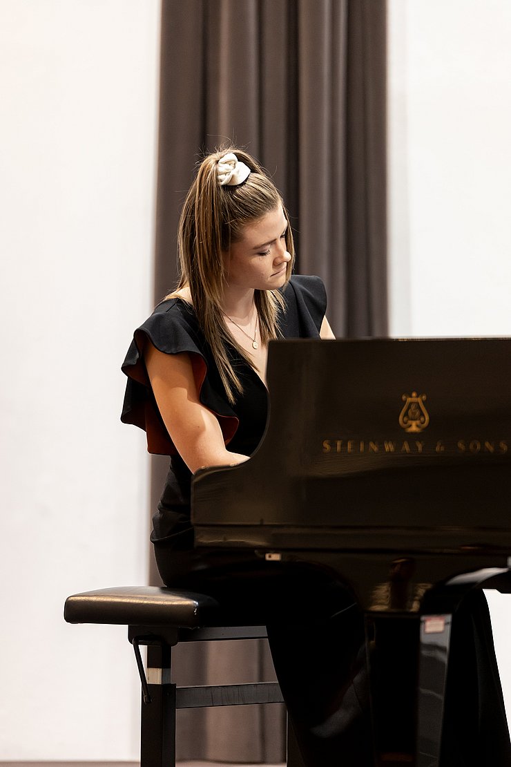 © Land Tirol/Sophie Kary Anja Theiner (Schlanders/Italien) überzeugte mit einer virtuosen Darbietung ausgewählter Werke von Hindemith, Haydn und Liszt.