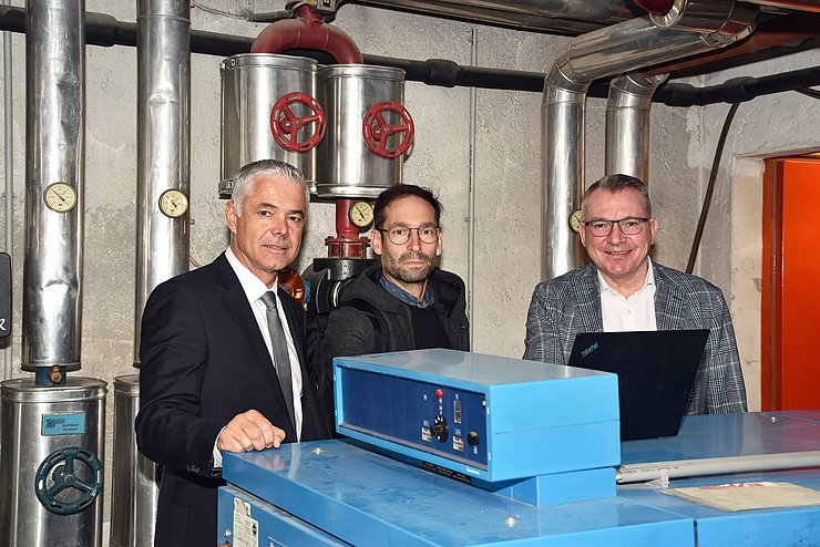 Bezirkshauptmann Michael Kirchmair, Johannes Kessler und Landesrat Johannes Tratter bei der Anlage in der Bezirkshauptmannschaft Innsbruck