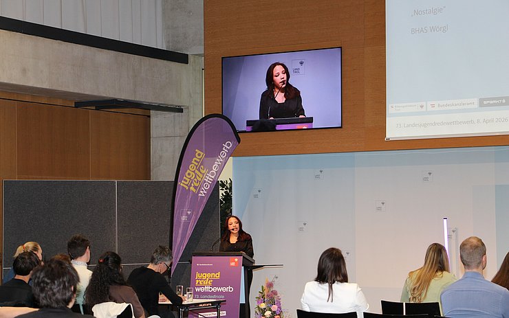 Jugendliche spricht vor Publikum