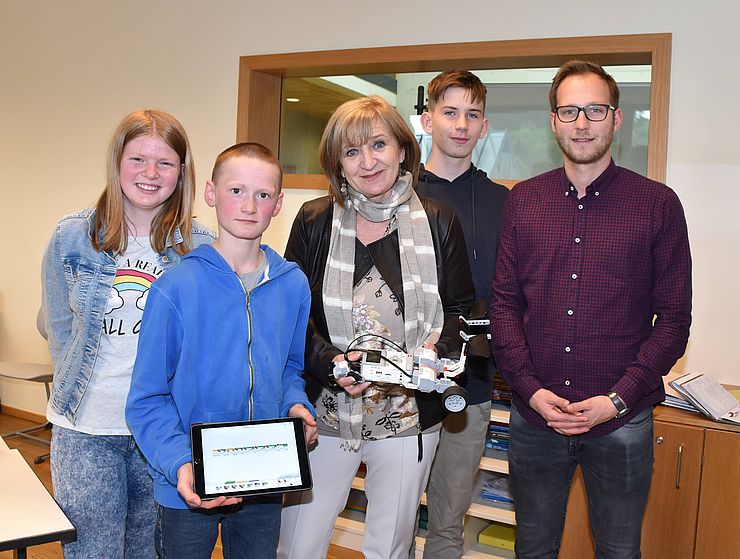 SchülerInnen der NMS Brixlegg mit LRin Beate Palfrader und IT-Lehrer Lukas Widner. 