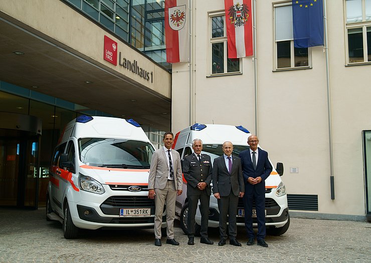 Die Rettungsautos wurde im Innenhof des Landhauses verabschiedet.