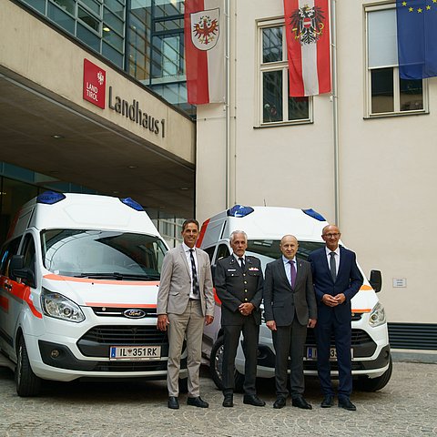 Die Rettungsautos wurde im Innenhof des Landhauses verabschiedet.